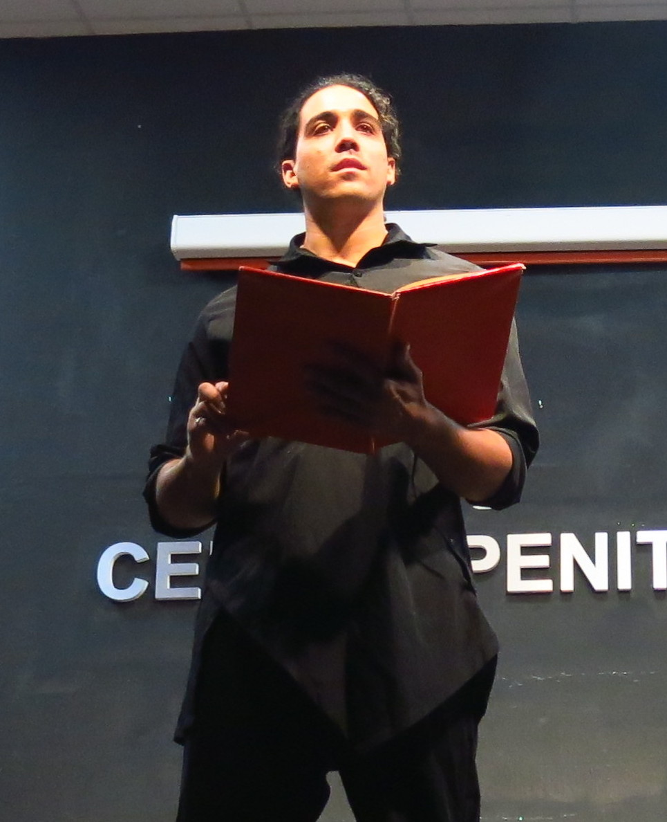 Alexander Cuny, actor, en escena con carpeta roja